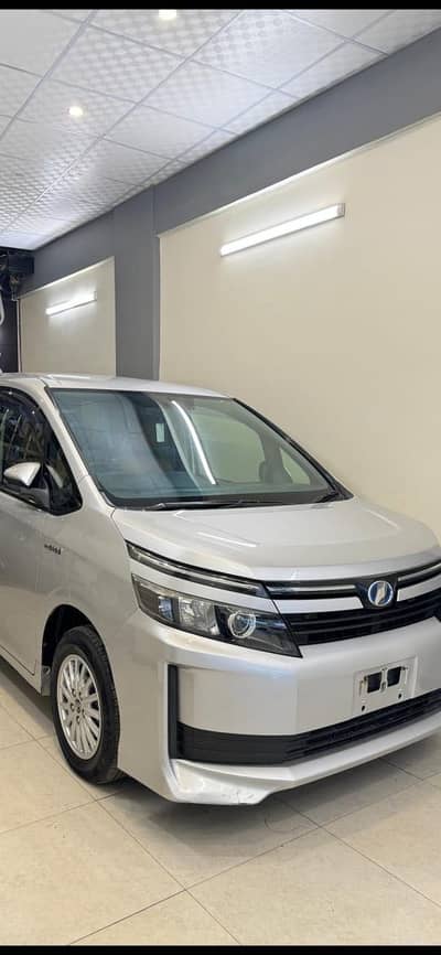 Toyota Voxy 2014
