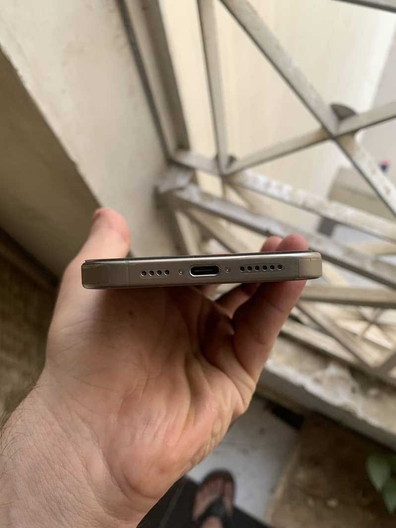 Apple iPhone 15 Pro Max 2