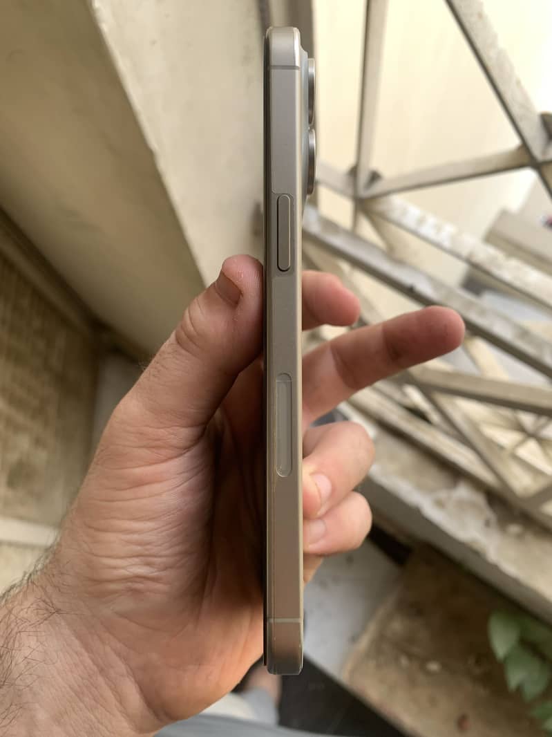 Apple iPhone 15 Pro Max 4