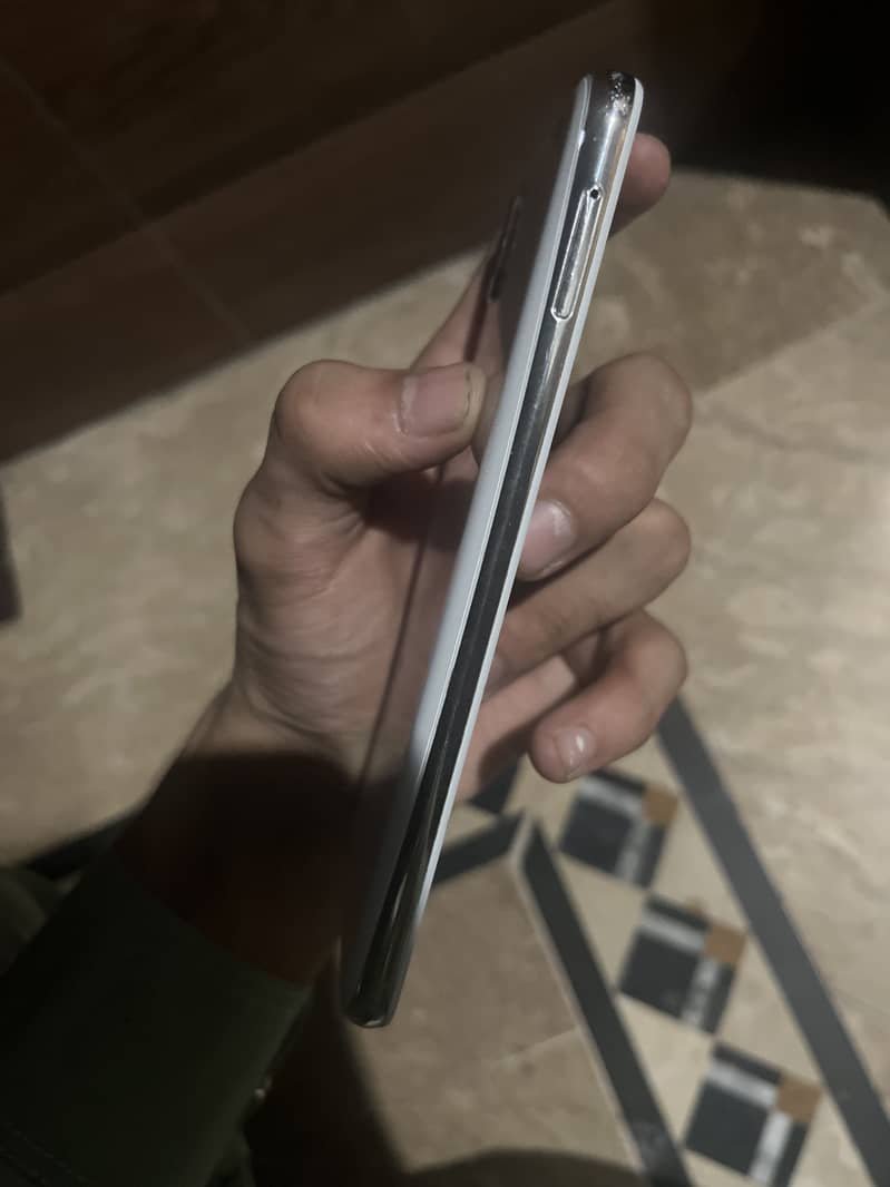 Sharp Aquos R2 3