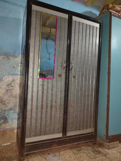 lovely almari hai double door ki all okay sirf color ki aur lock