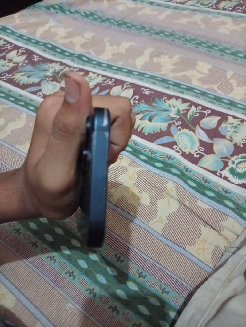 Apple iPhone 13 2