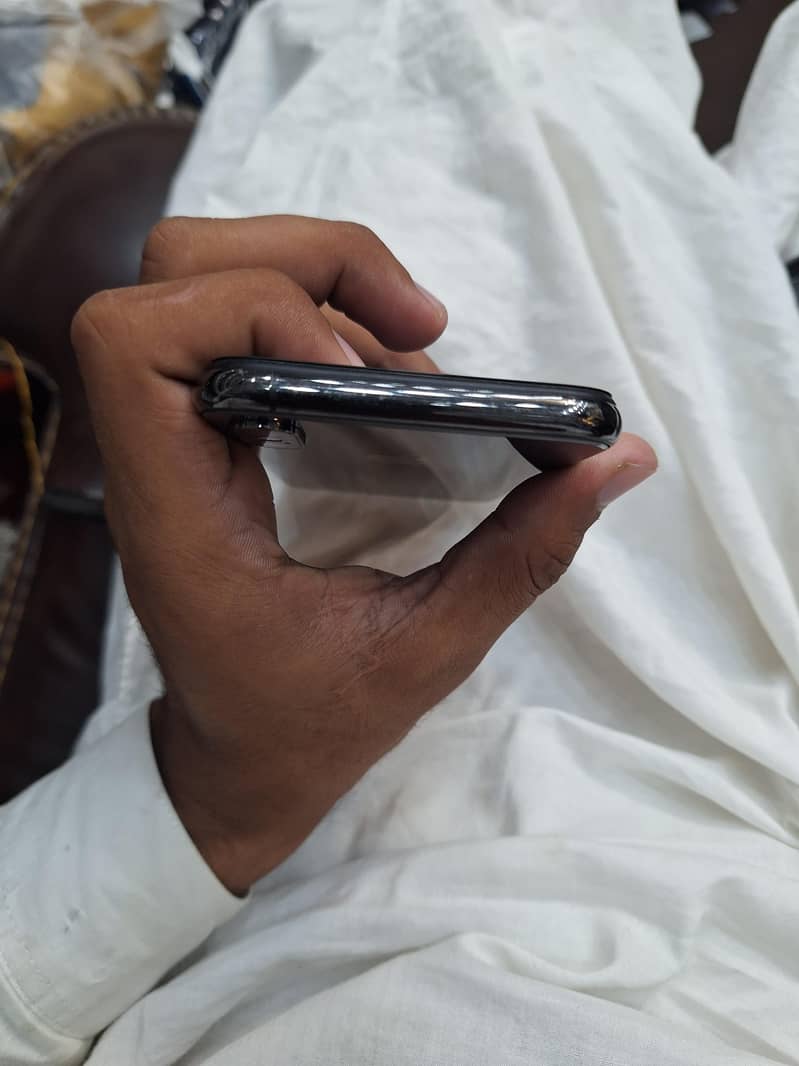 iPhone XS 4