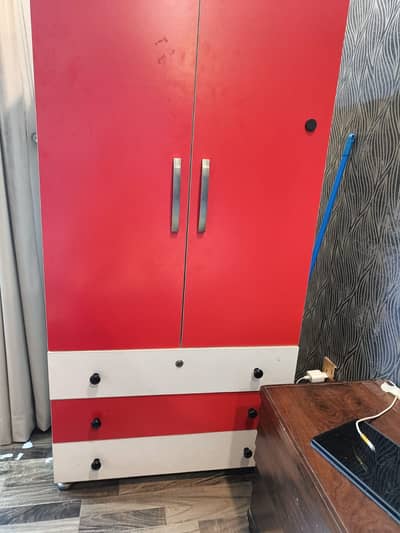 Wardrobe – Spacious, Strong & Well-Maintained