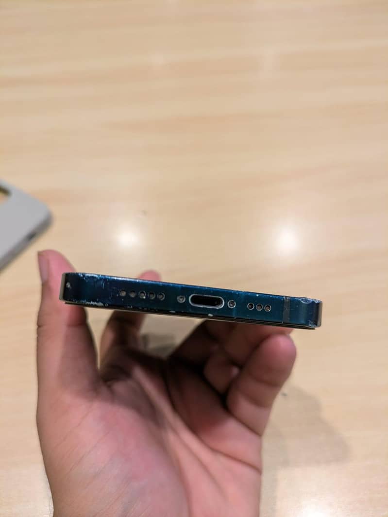 Apple iPhone 12 4