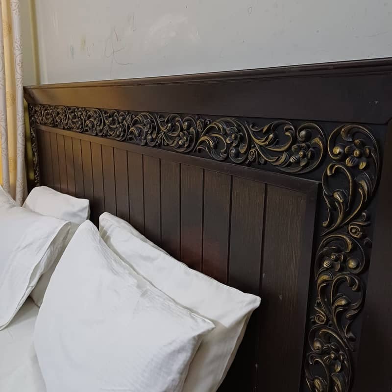 Double bed, dressing table, side tables 4