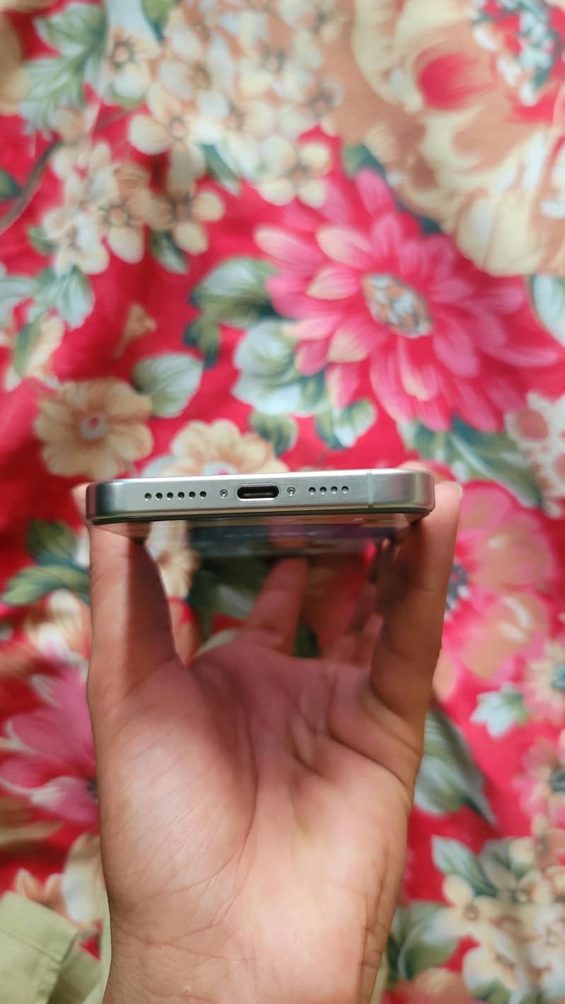 Apple iPhone 15 Pro Max 2