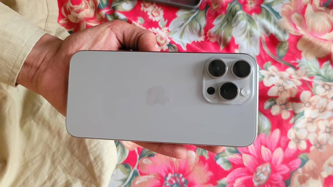 Apple iPhone 15 Pro Max 4