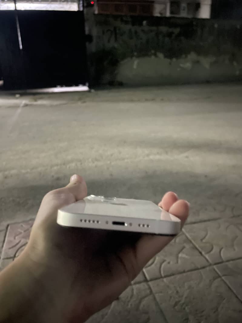 Apple iPhone 13 0