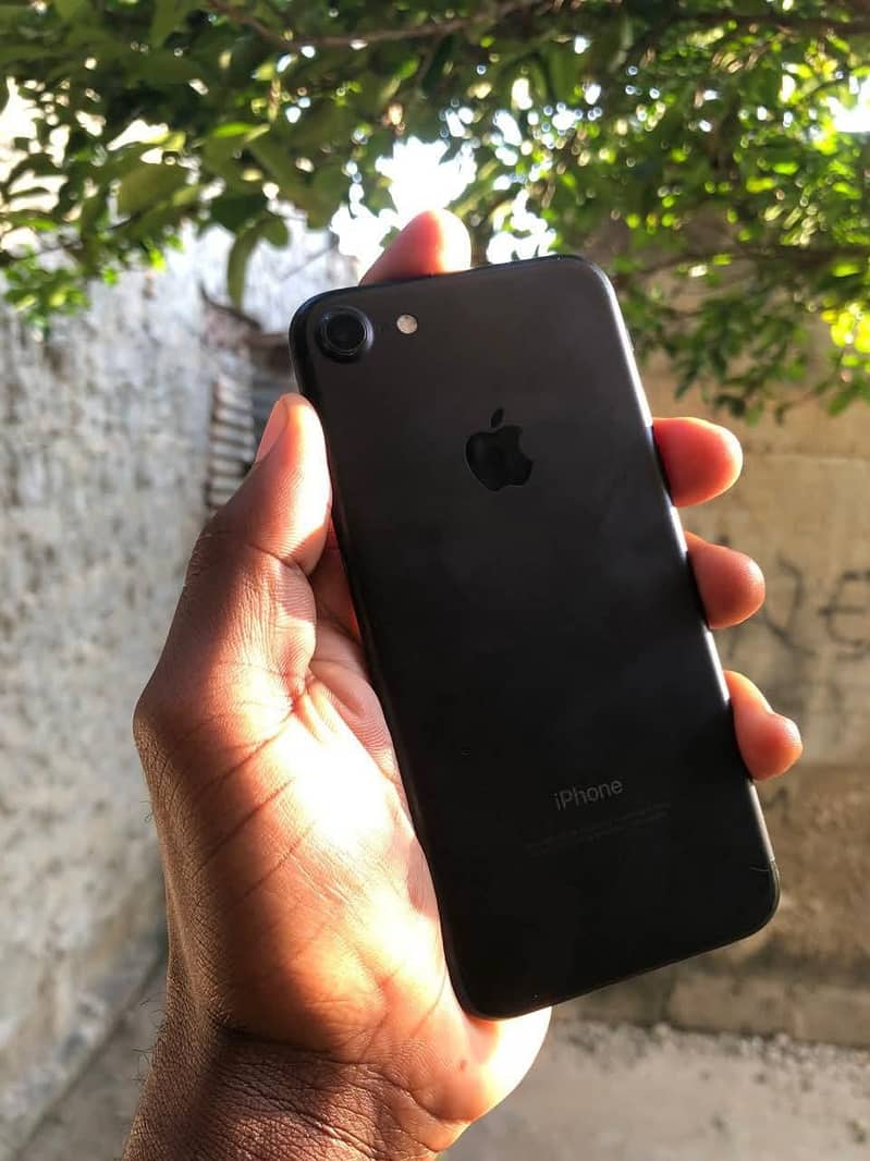 Apple iPhone 7 0