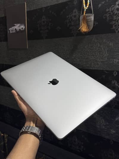 Macbook pro 2017 i7 touch bar touch id