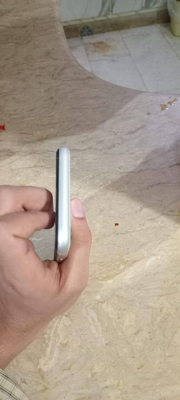 Apple iPhone 11 4