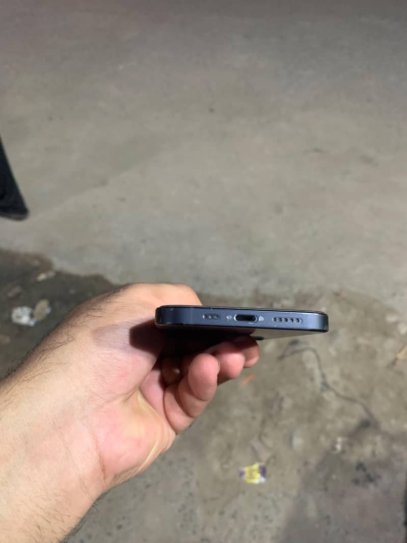 Apple iPhone 12 4