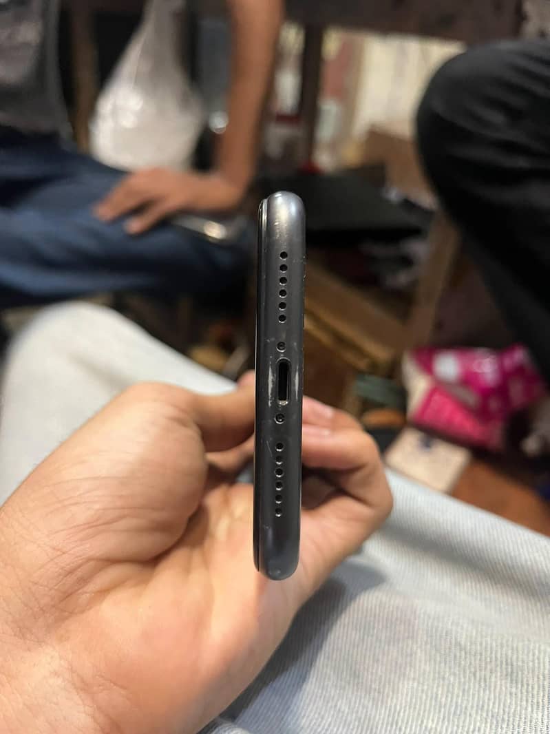 Apple iPhone 11 4