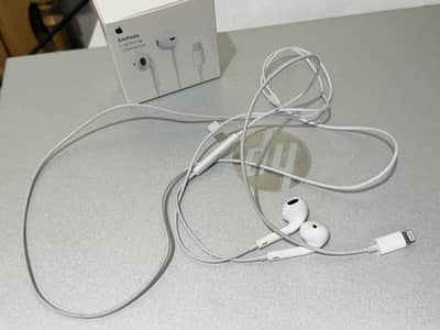 10/10 Original Apple earpods handfree bought from Dubai