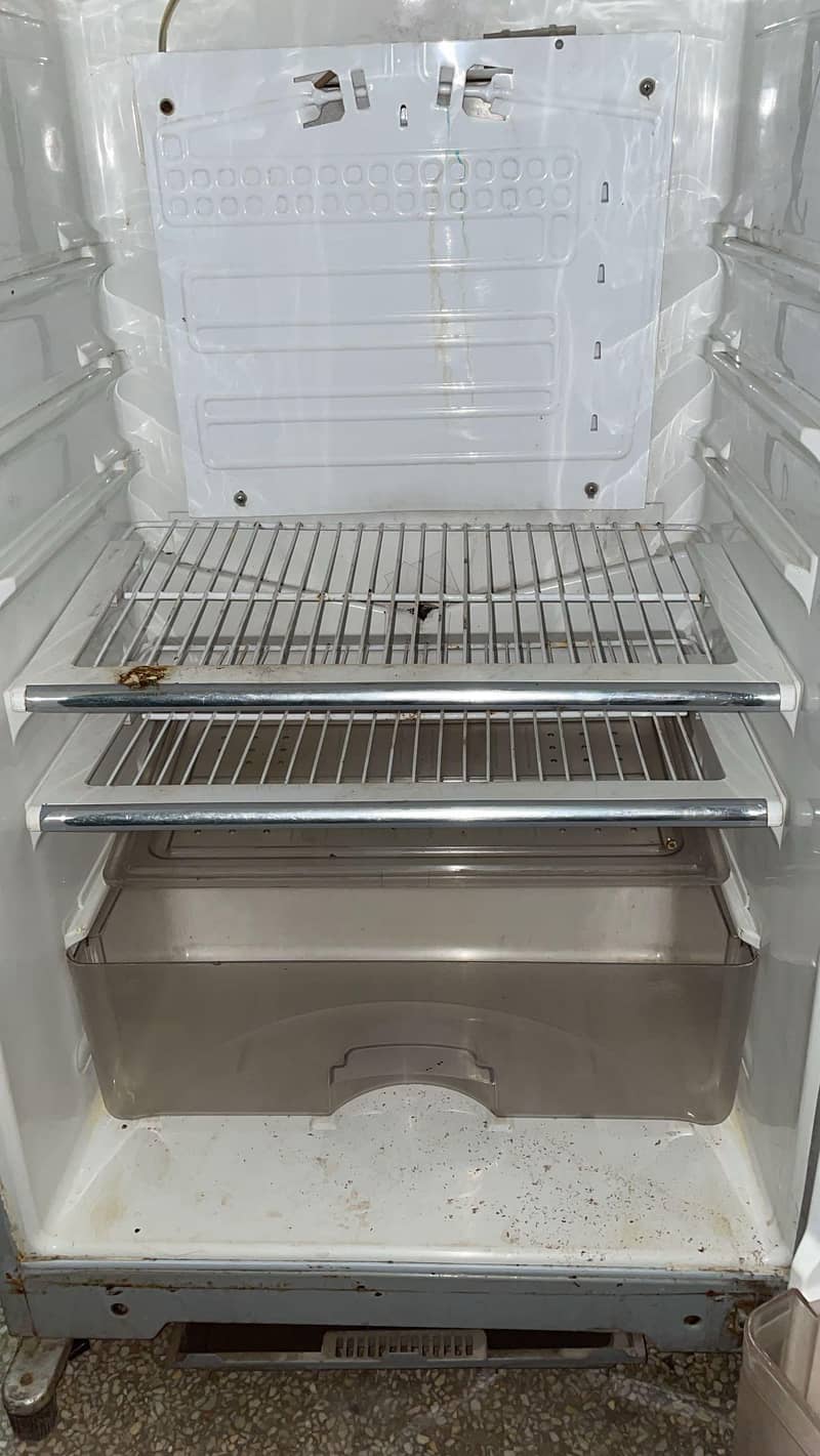 DAWLANCE FRIDGE 4