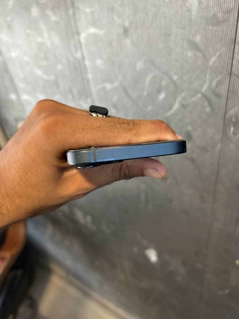 Apple iPhone 13 5