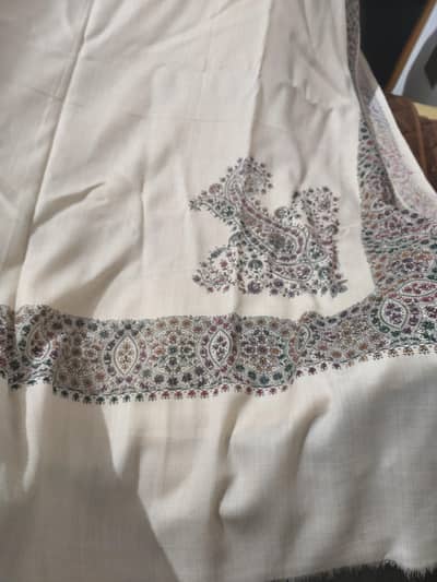 Embodairy Shawl  1 time used 5k actual price but sale 3500
