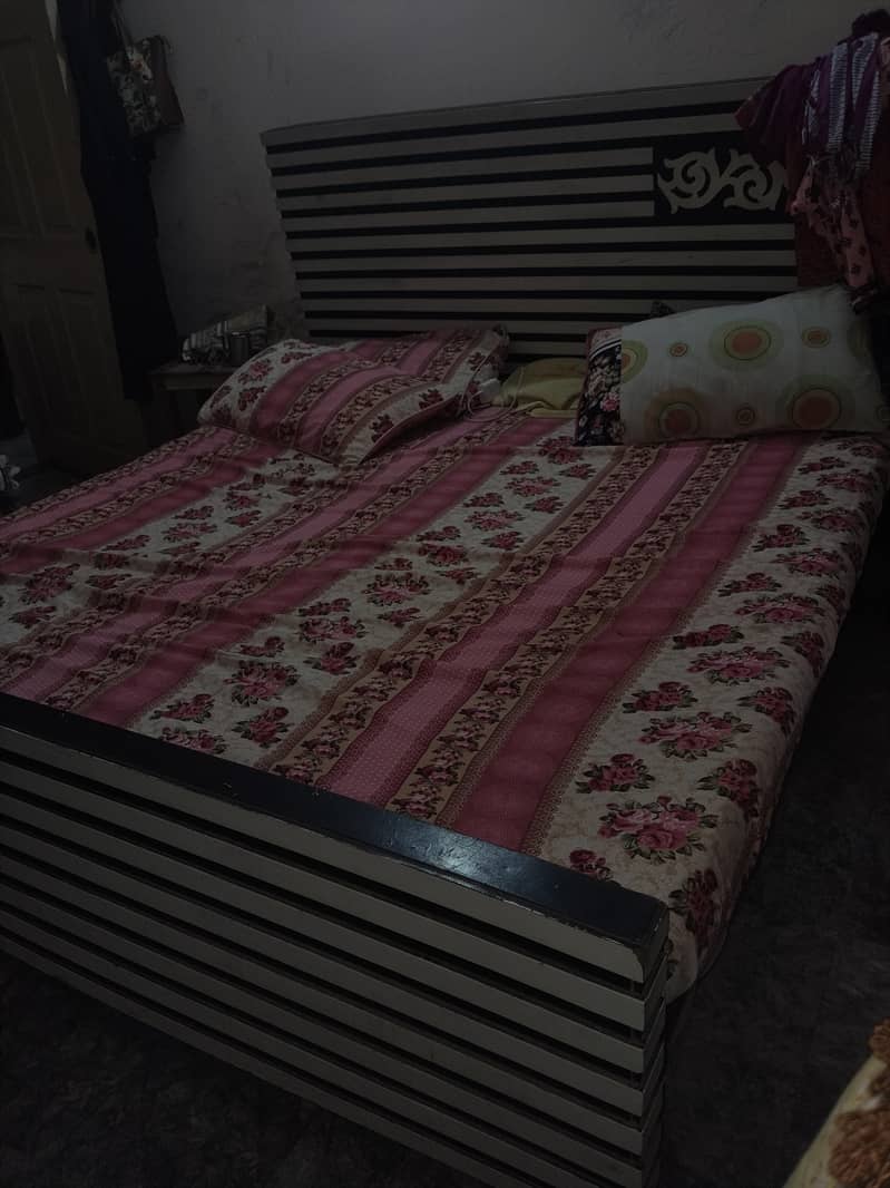 bed with sidetables 0