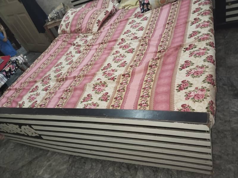 bed with sidetables 1