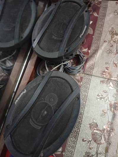 I'm selling car speakers set