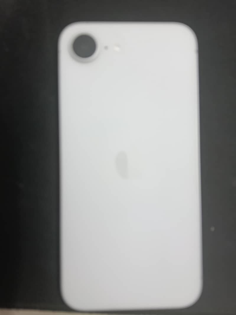 Apple iPhone 16e 3
