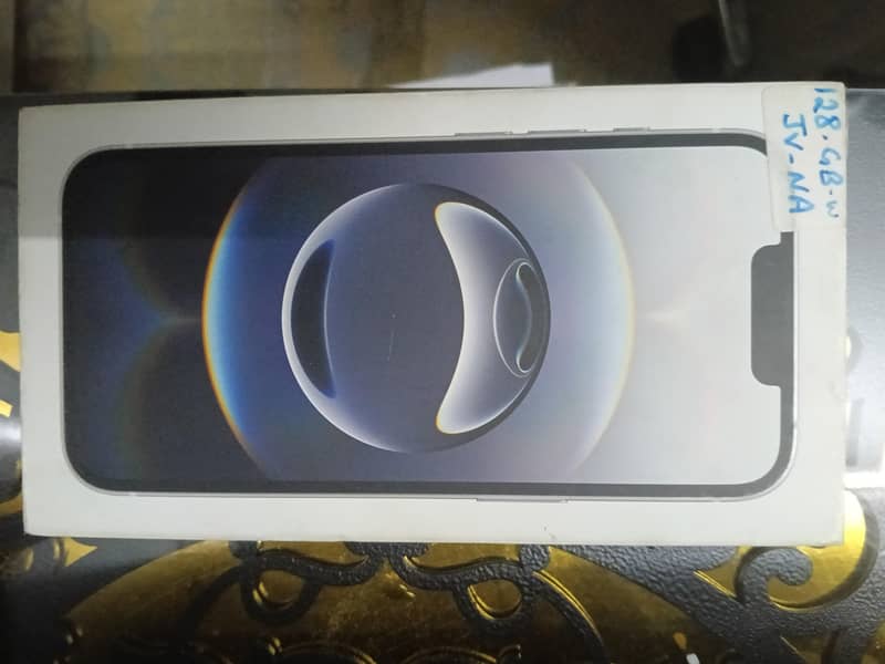 Apple iPhone 16e 4
