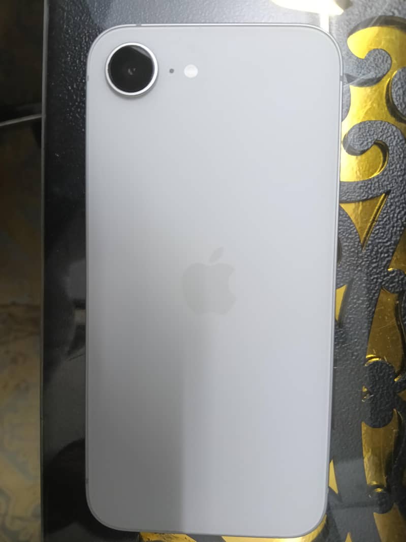 Apple iPhone 16e 5