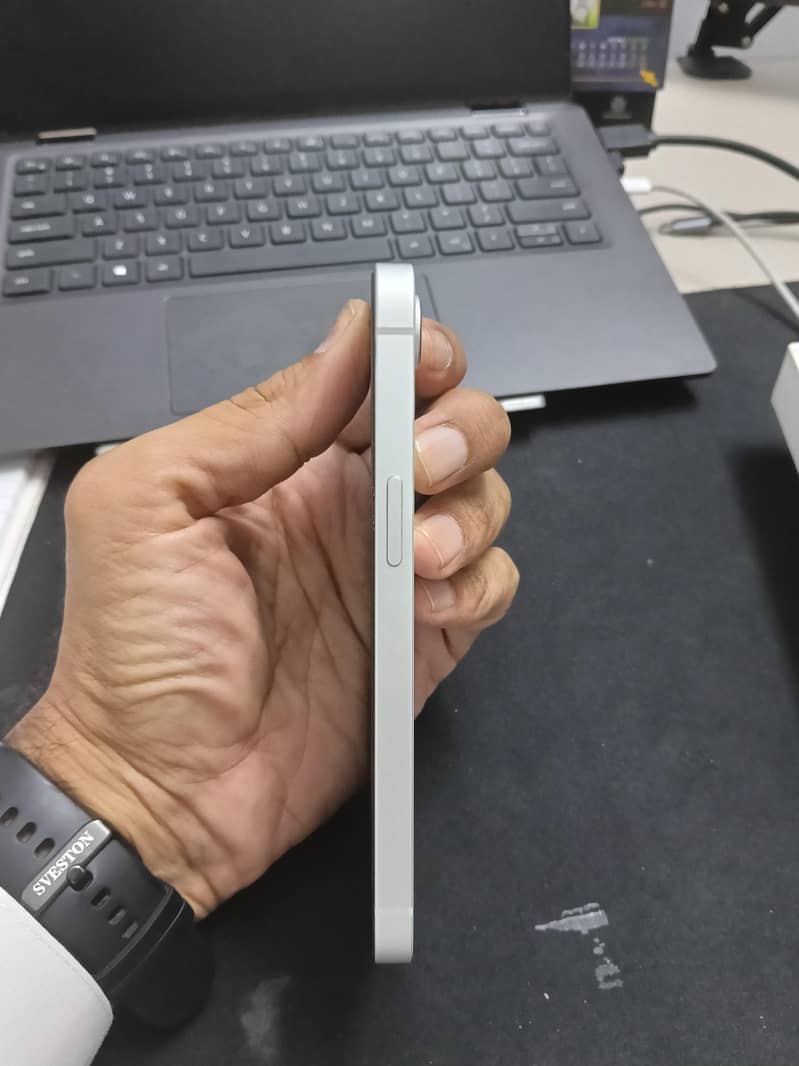 Apple iPhone 16e 7