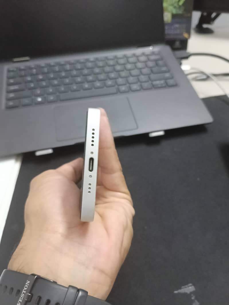 Apple iPhone 16e 8