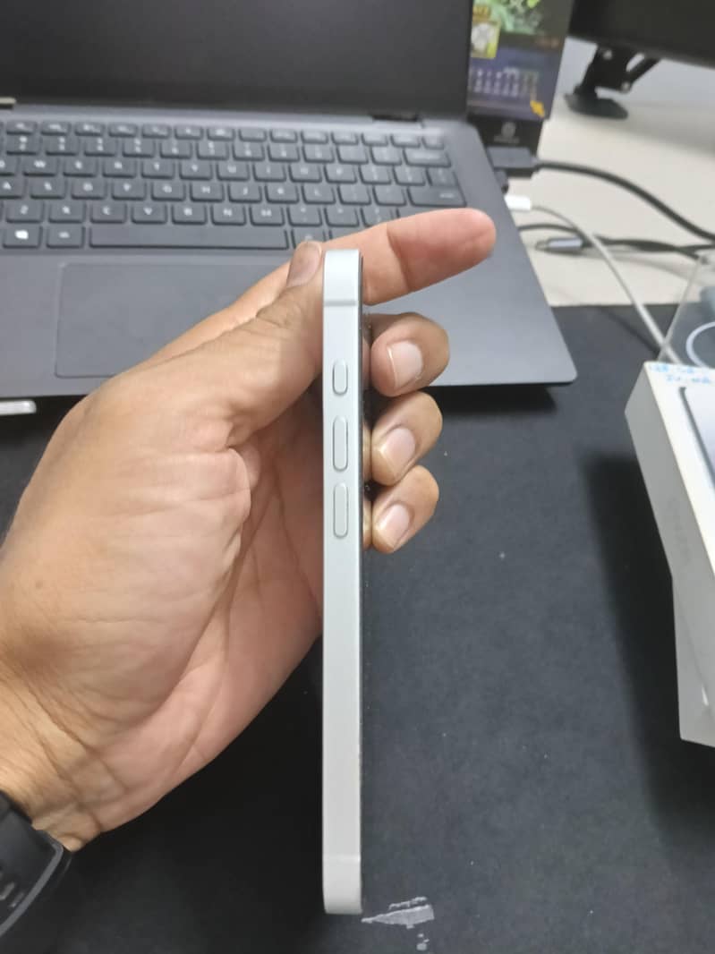 Apple iPhone 16e 9