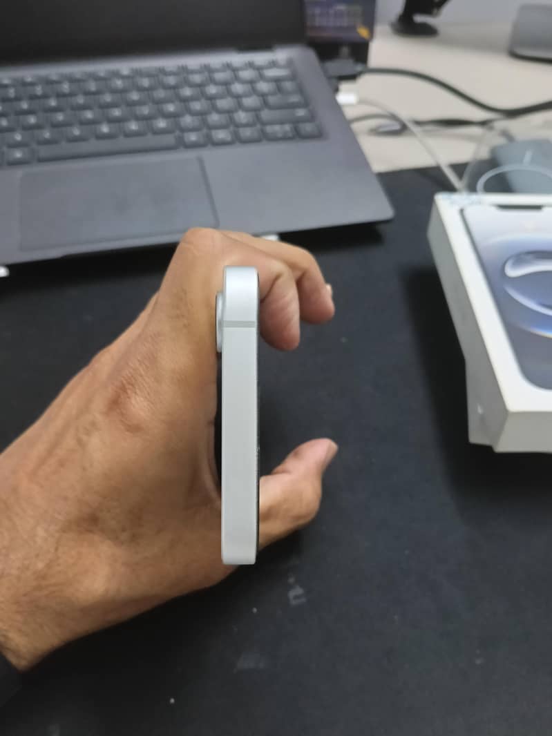 Apple iPhone 16e 10