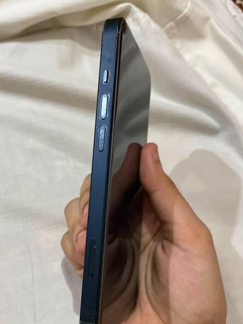 iPhone 13 4