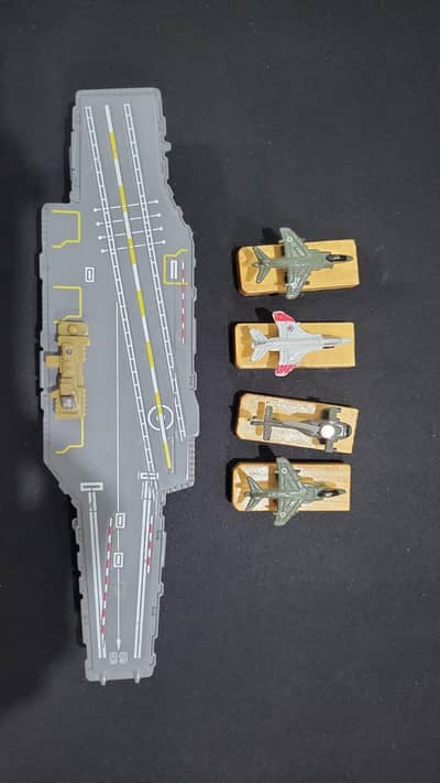 Motor Max Metal Aircraft Carrier + 4 Fighter Jets | Die-Cast Model