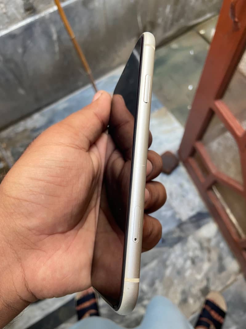 Apple iPhone 11 3