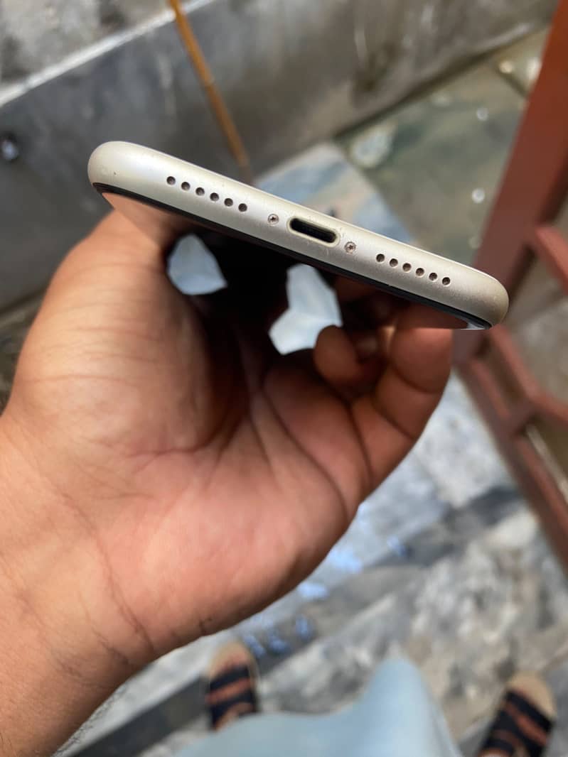 Apple iPhone 11 4