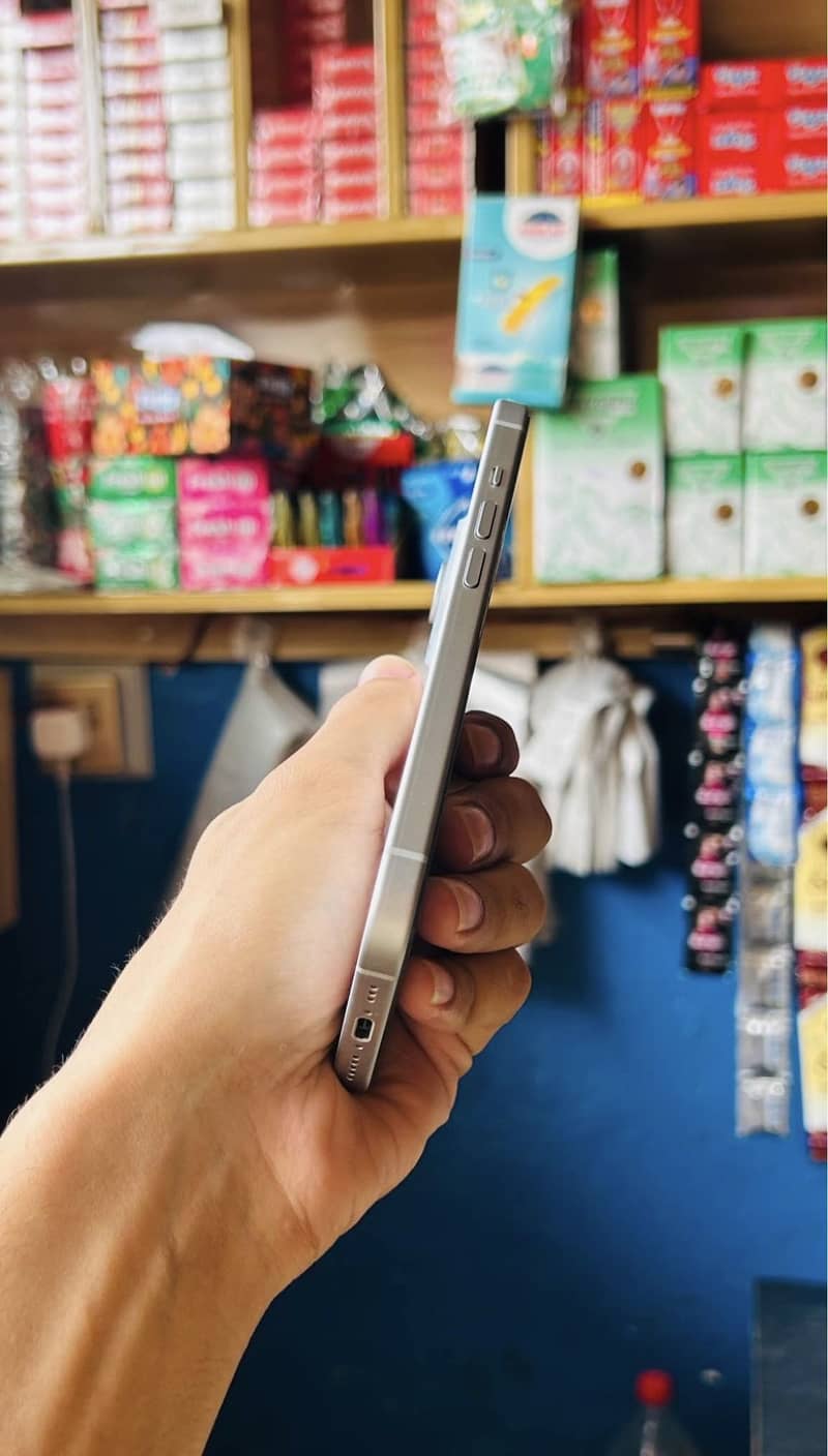 Apple iPhone 15 4