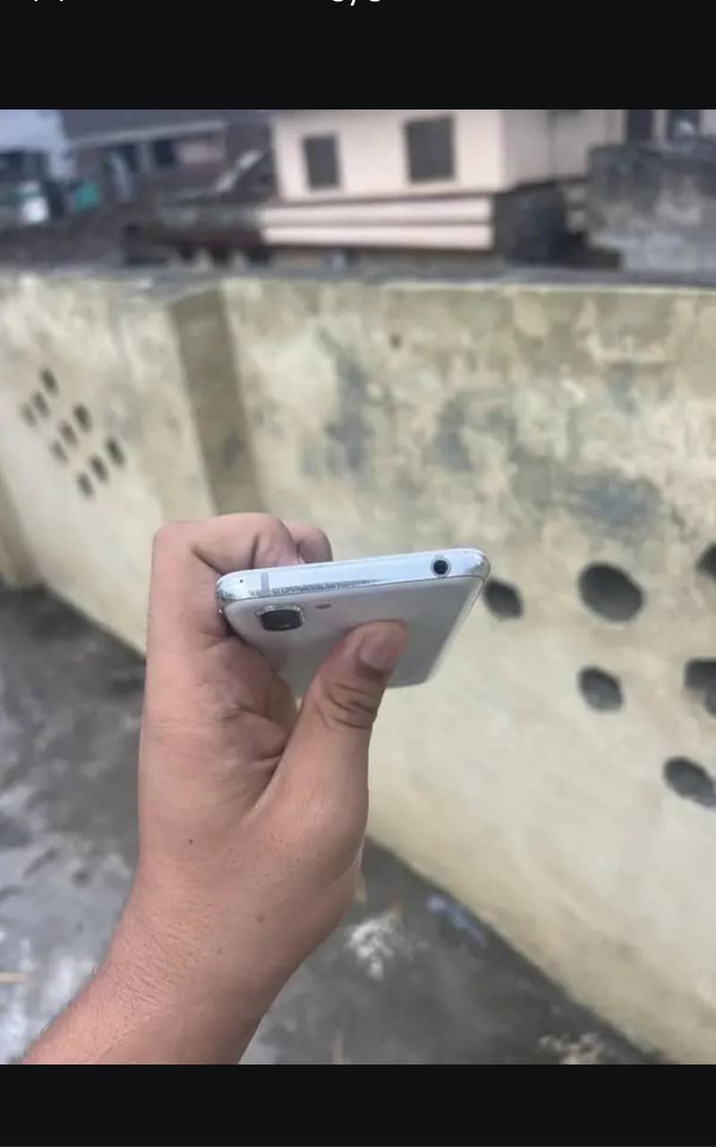 Sharp Aquos R2 1