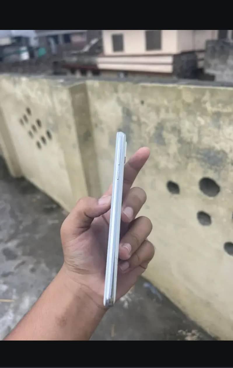 Sharp Aquos R2 2