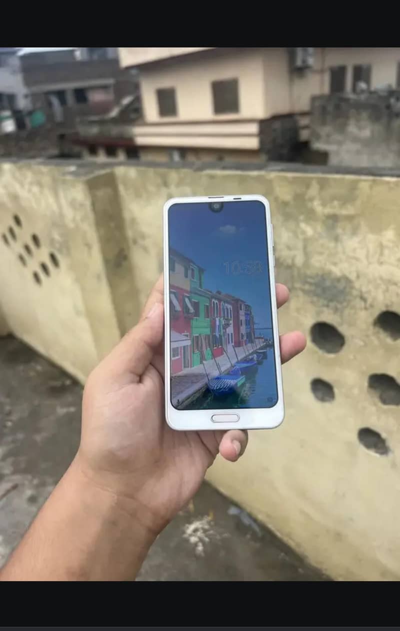 Sharp Aquos R2 3
