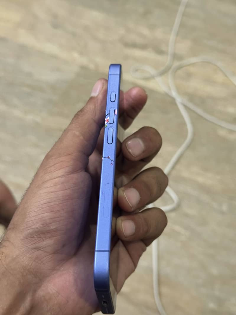 Apple iPhone 16 3