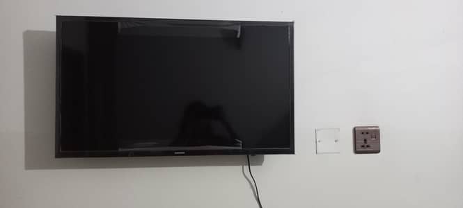 Samsung 32 Inch LED TV – 1 Year Used – Almost New