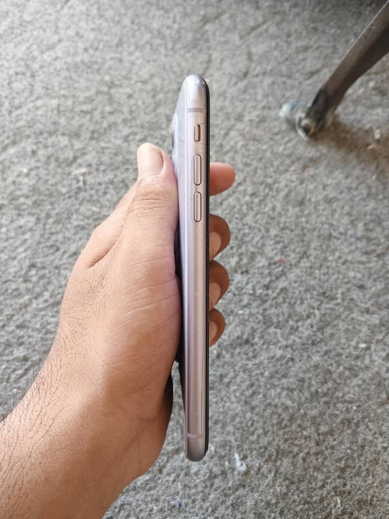 Apple iPhone 11 4