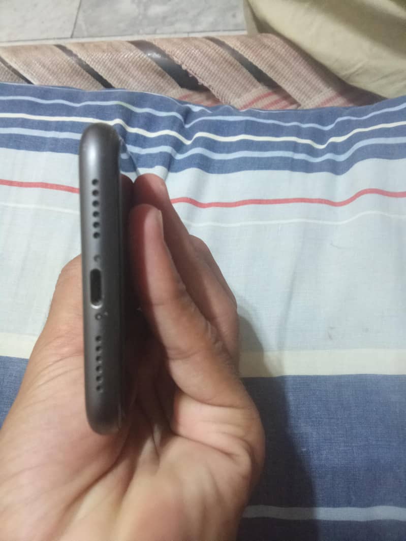 Apple iPhone 11 4