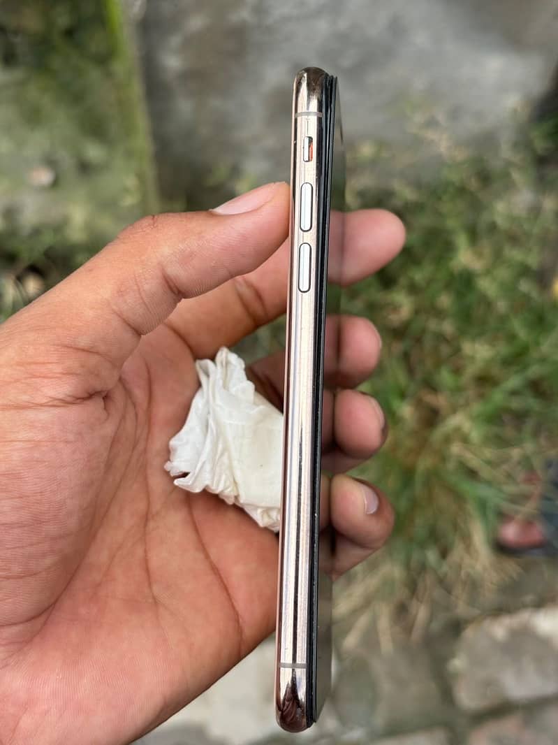 Apple iPhone X 4