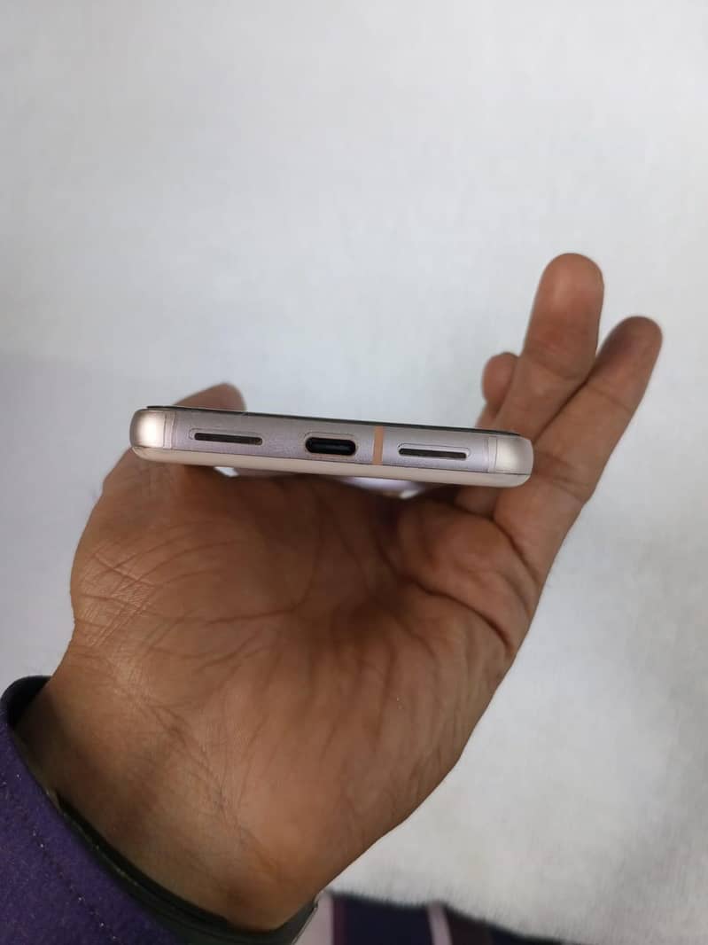 Google Pixel 8 4