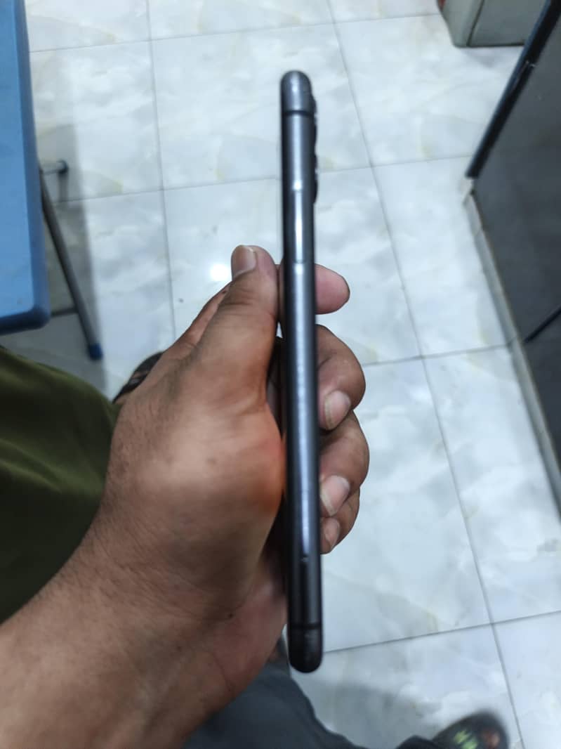 iPhone 11 3