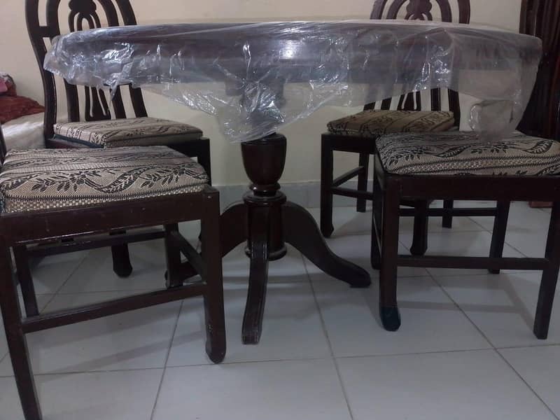 Dining table with chair's 2
