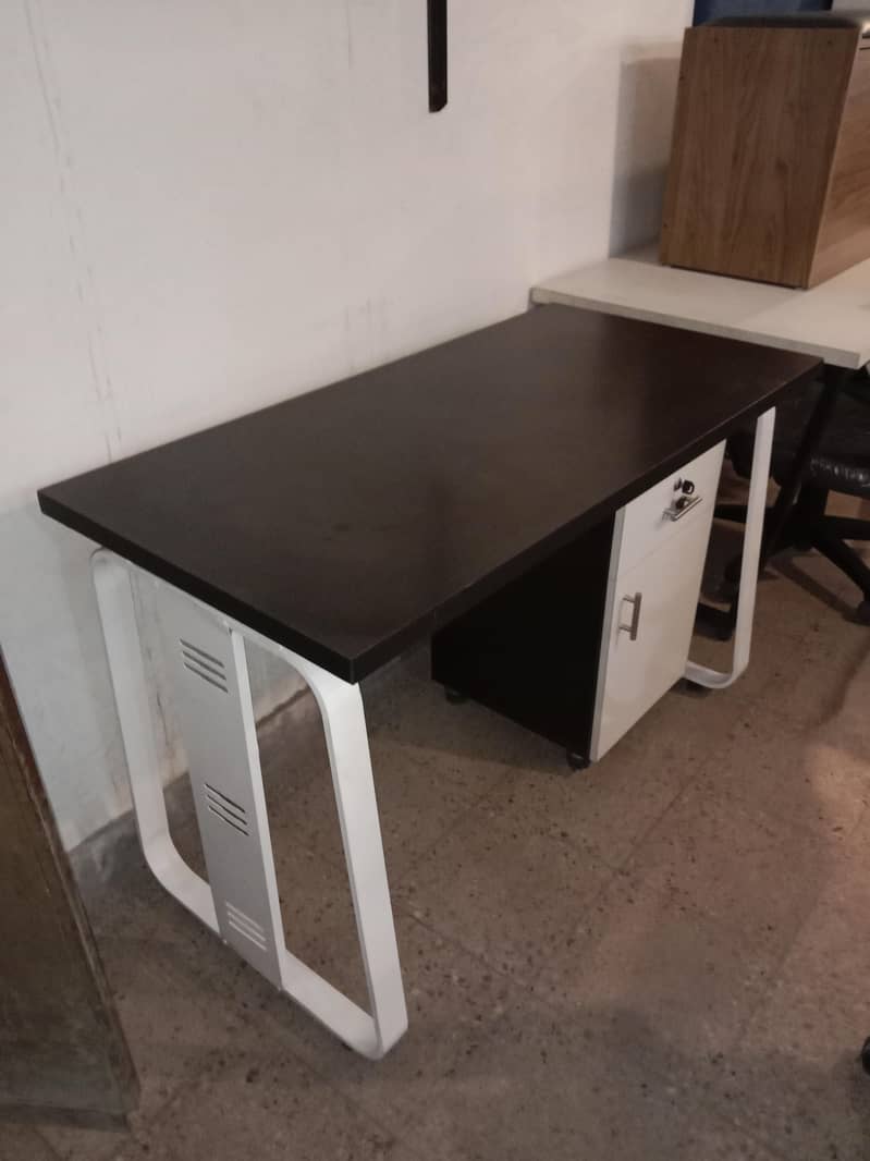 Executive Table Computer table 16