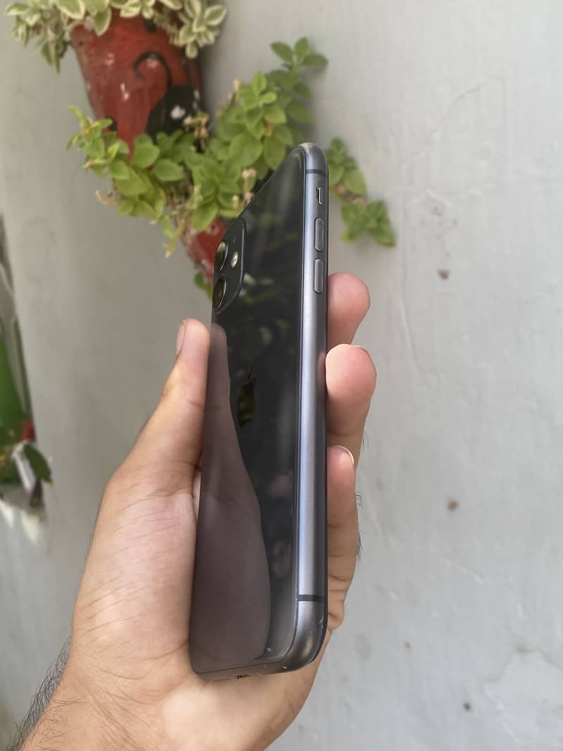 Apple iPhone 11 4